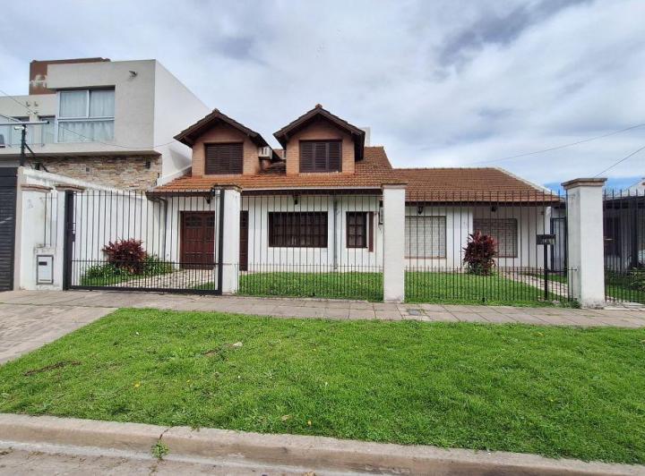 Casa · 200m² · 5 Ambientes · 2 Cocheras