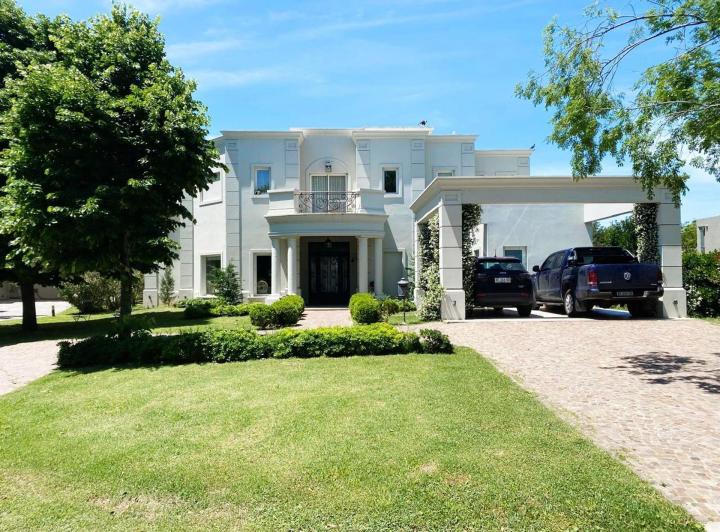 Casa · 350m² · 6 Ambientes · 2 Cocheras