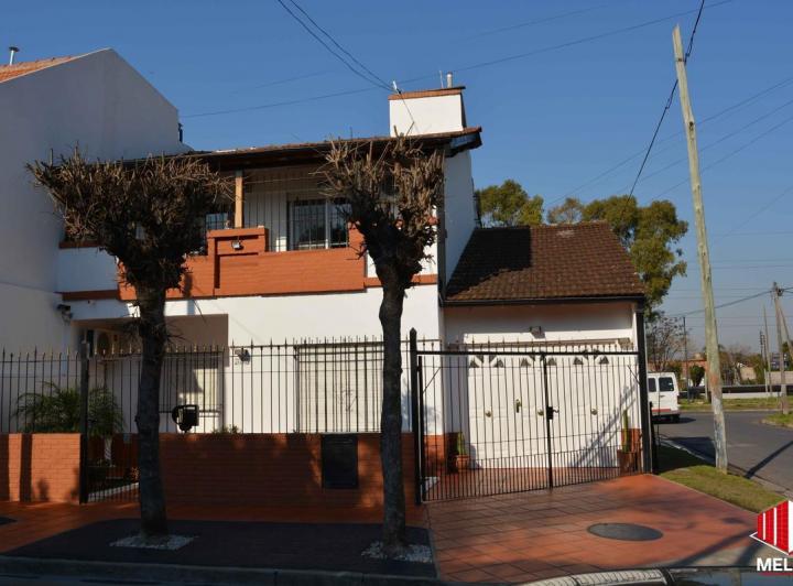 Casa · 4 Ambientes · 4 Cocheras
