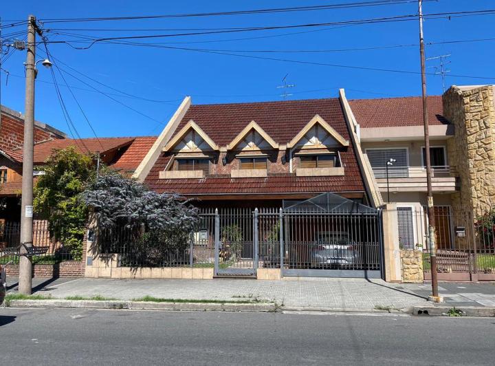 Casa · 310m² · 5 Ambientes · 1 Cochera