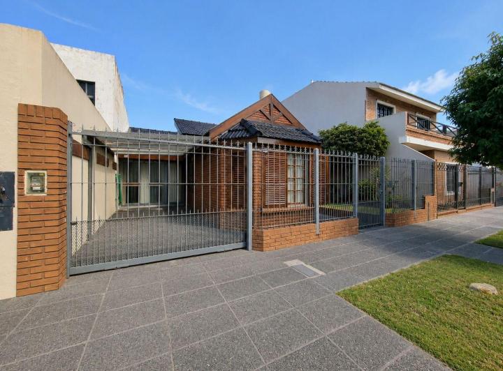 Casa · 100m² · 4 Ambientes · 3 Cocheras