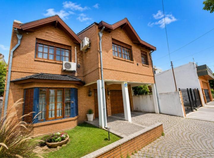 Casa · 230m² · 5 Ambientes · 1 Cochera