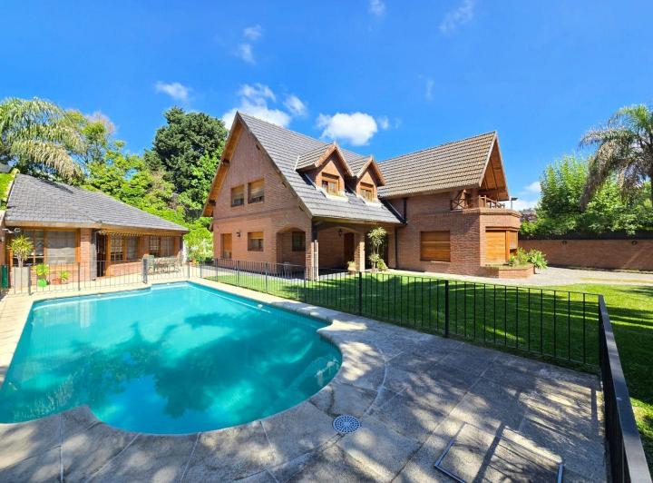Casa · 350m² · 5 Ambientes · 3 Cocheras