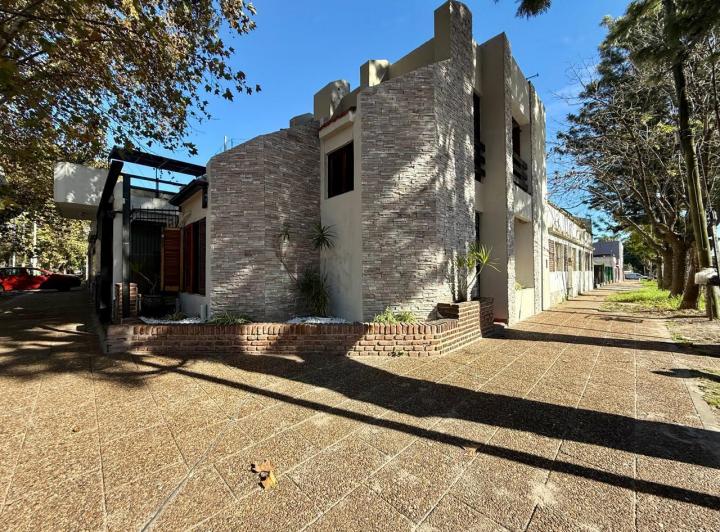 Casa · 180m² · 4 Ambientes · 1 Cochera