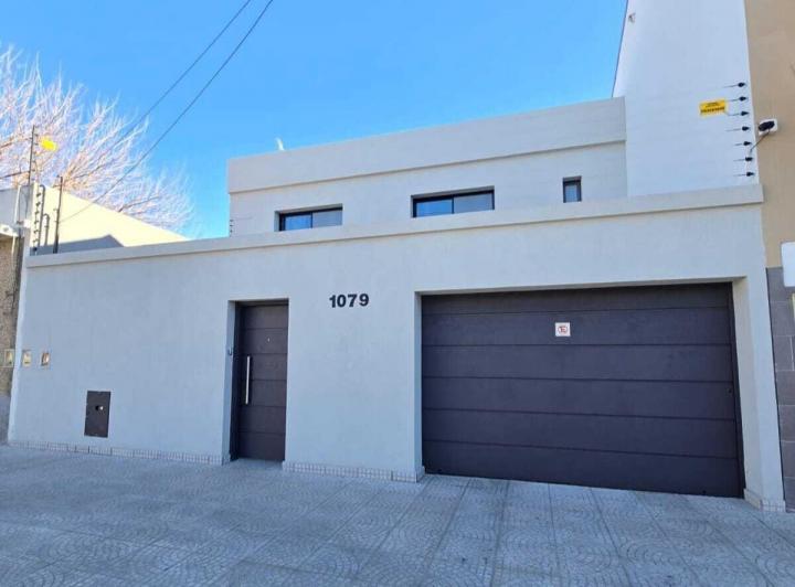 Casa · 240m² · 4 Ambientes · 2 Cocheras