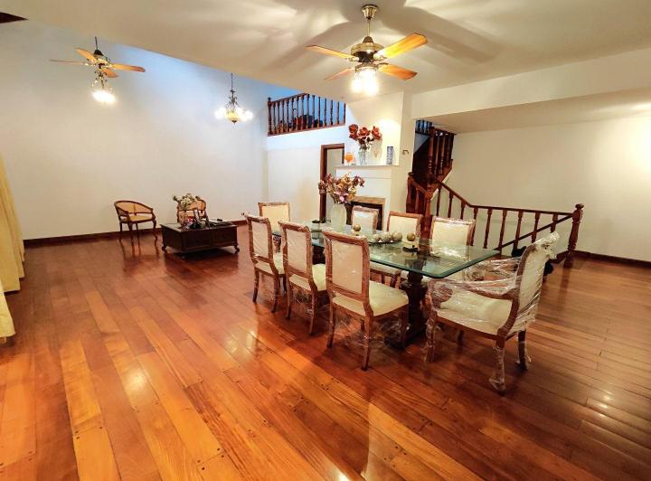 Casa · 218m² · 5 Ambientes · 1 Cochera