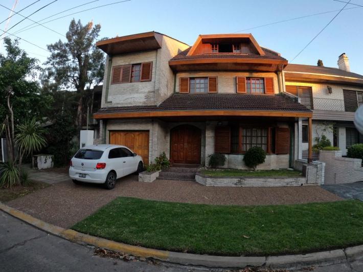 Casa · 300m² · 6 Ambientes · 2 Cocheras