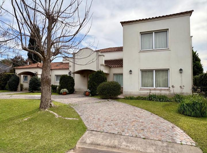 Casa · 332m² · 4 Ambientes · 3 Cocheras