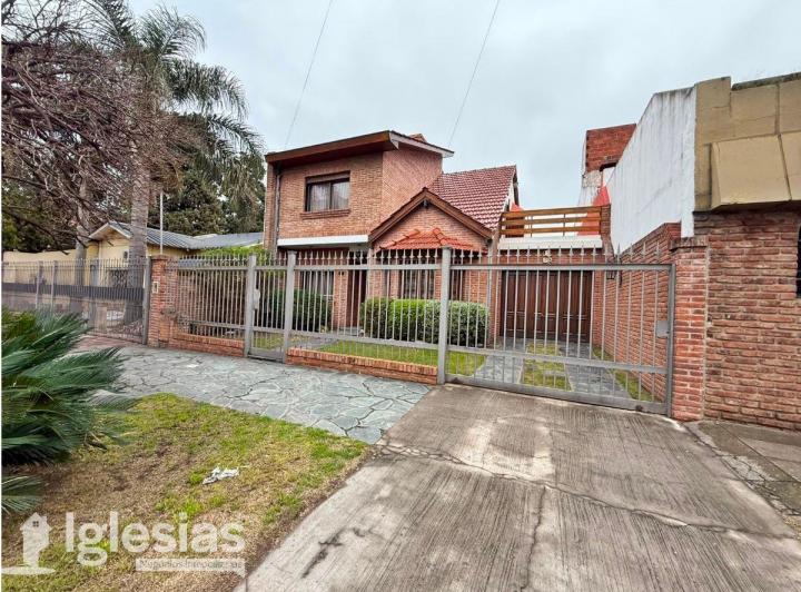 Casa · 221m² · 4 Ambientes · 1 Cochera