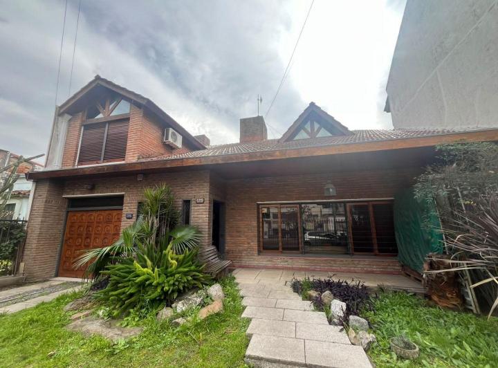 Casa · 220m² · 5 Ambientes · 2 Cocheras