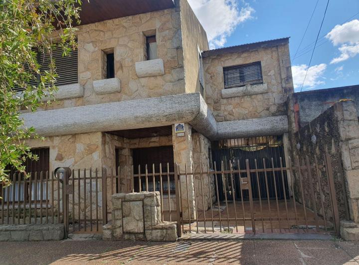 Casa · 130m² · 7 Ambientes · 2 Cocheras