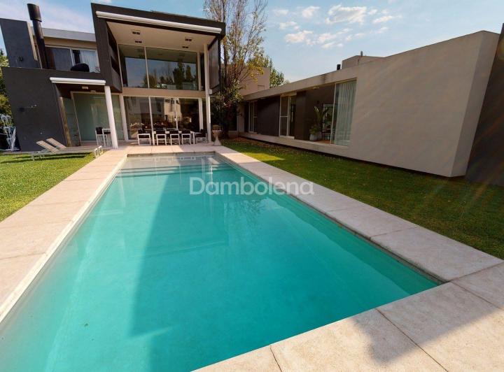 Casa · 380m² · 6 Ambientes · 1 Cochera