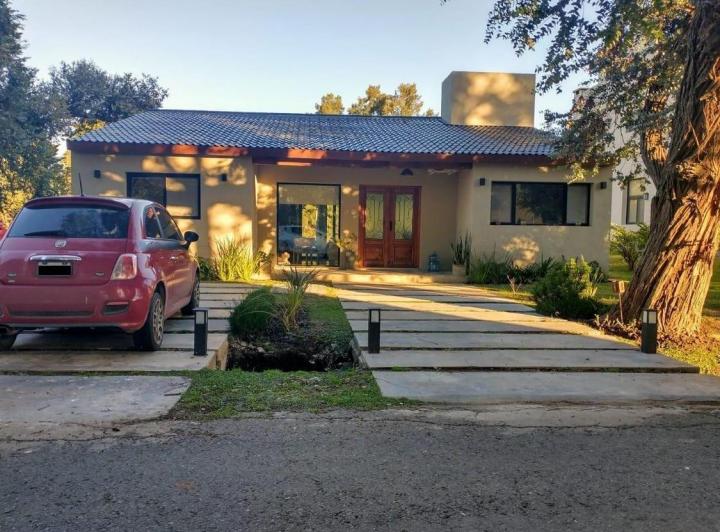 Casa · 200ha · 5 Ambientes · 2 Cocheras