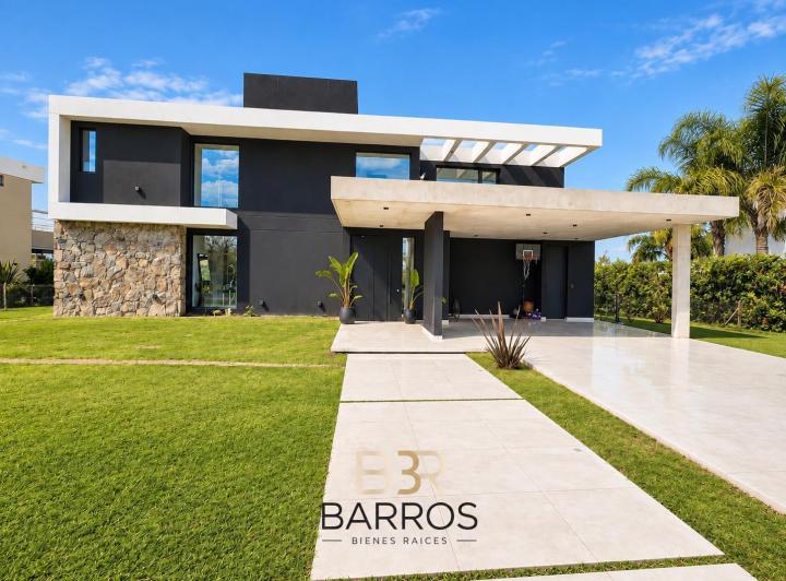 Casa · 255m² · 5 Ambientes · 2 Cocheras
