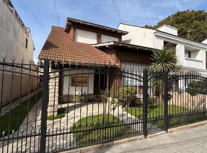 Casa · 230m² · 5 Ambientes · 4 Cocheras