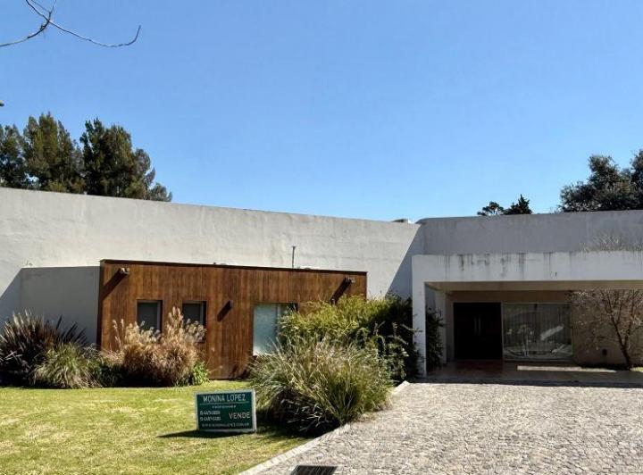 Casa · 235m² · 8 Ambientes