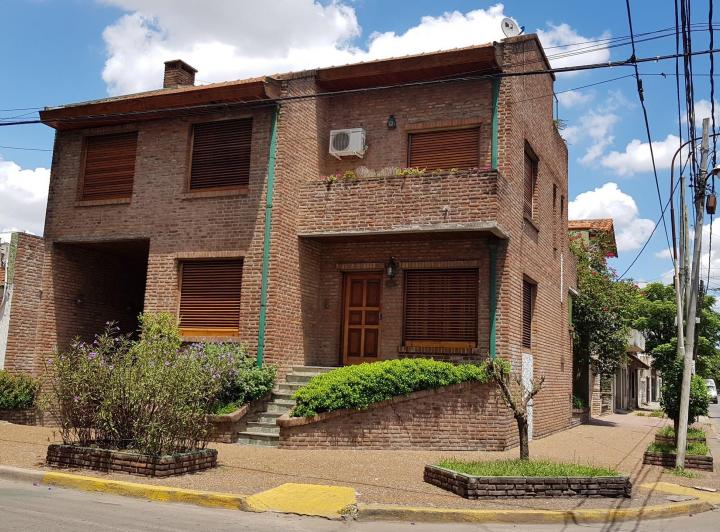 Casa · 200m² · 6 Ambientes · 1 Cochera