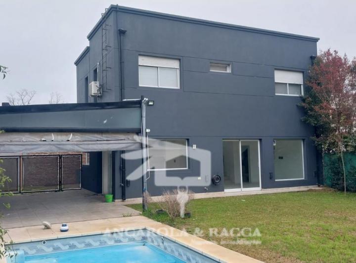 Casa · 140m² · 3 Dormitorios · 2 Cocheras