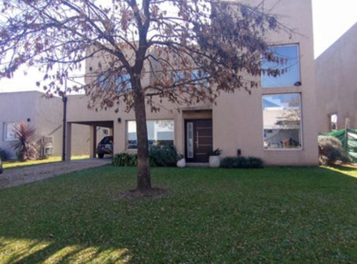 Casa · 259m² · 5 Ambientes · 2 Cocheras