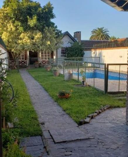 Casa · 200m² · 5 Ambientes · 7 Cocheras