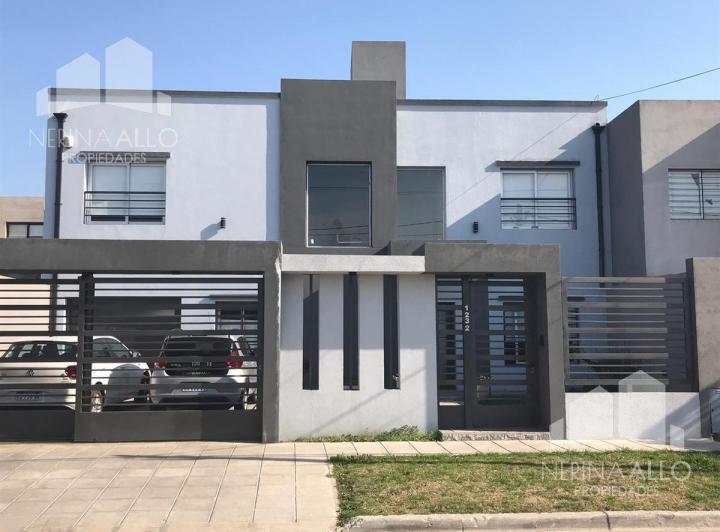 Casa · 223m² · 6 Ambientes · 3 Cocheras