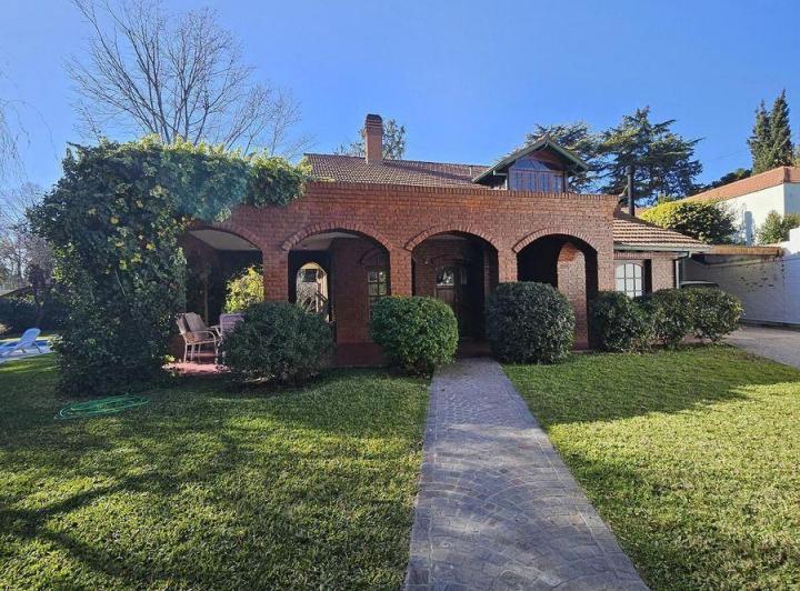 Casa · 400m² · 5 Ambientes · 4 Cocheras