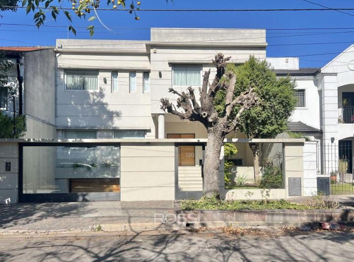 Casa · 380m² · 8 Ambientes · 3 Cocheras