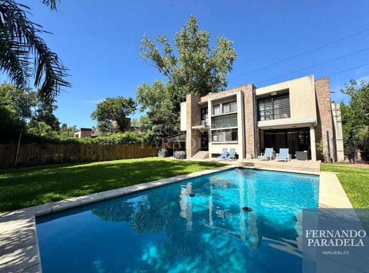Casa · 250m² · 5 Ambientes · 3 Cocheras