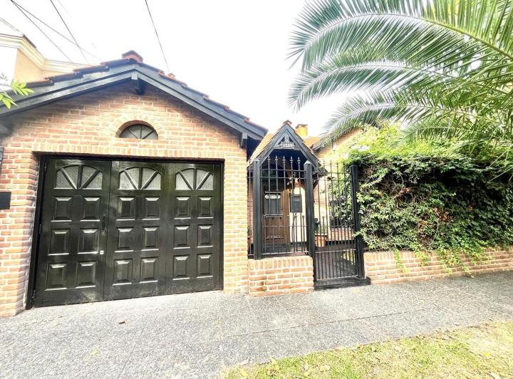 Casa · 324m² · 4 Ambientes · 2 Cocheras