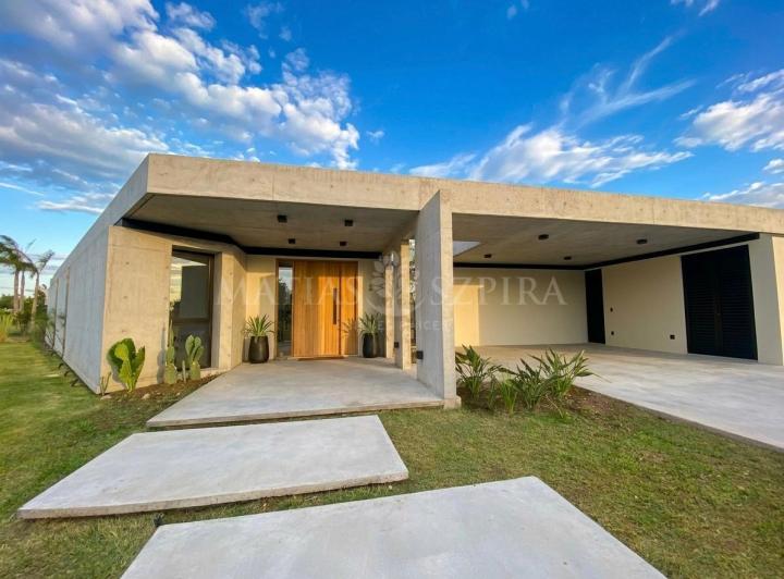 Casa · 290m² · 5 Ambientes · 2 Cocheras