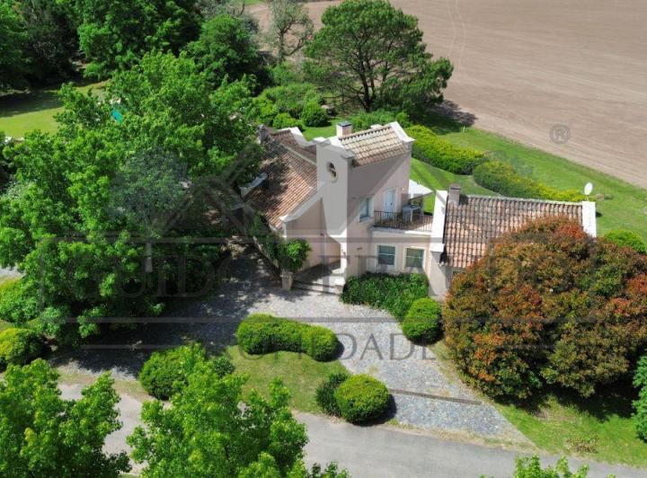 Casa · 250m² · 5 Ambientes · 2 Cocheras