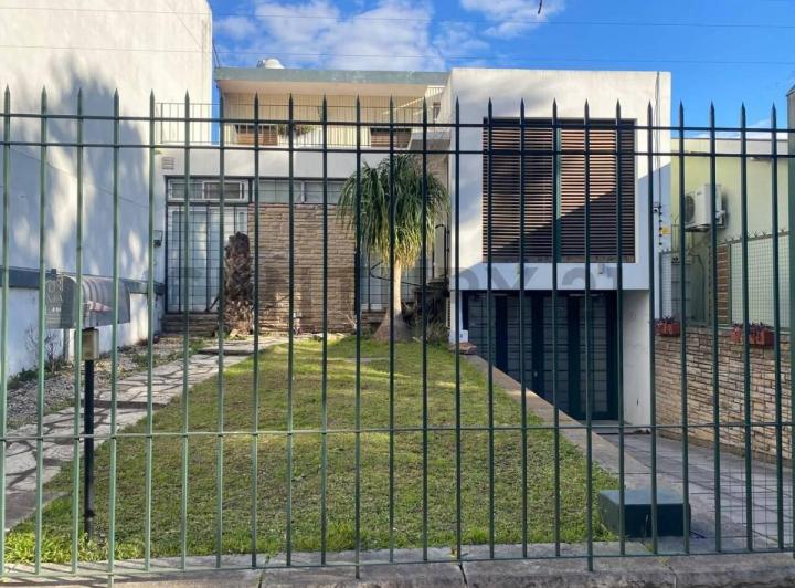Casa · 230m² · 5 Ambientes · 4 Cocheras