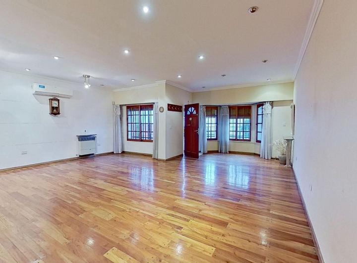 Casa · 389m² · 5 Ambientes · 2 Cocheras