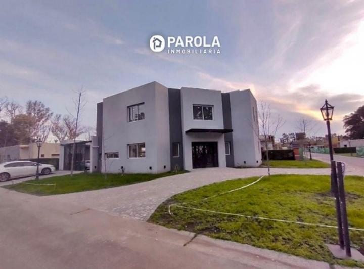 Casa · 220m² · 5 Ambientes · 2 Cocheras