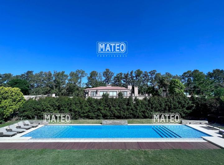 Casa · 466m² · 6 Ambientes · 2 Cocheras