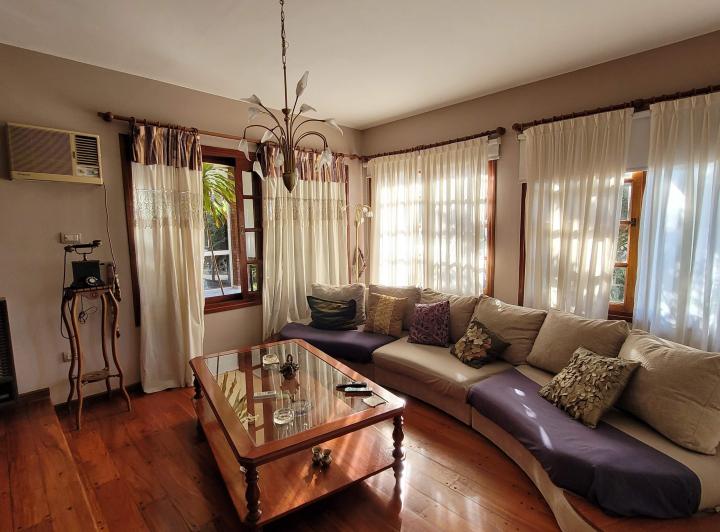 Casa · 220m² · 5 Ambientes · 4 Cocheras