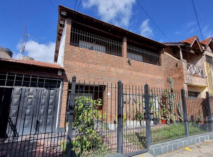Casa · 200m² · 6 Ambientes · 1 Cochera