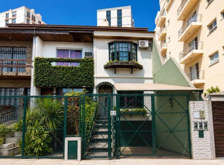 Casa · 220m² · 4 Ambientes · 2 Cocheras
