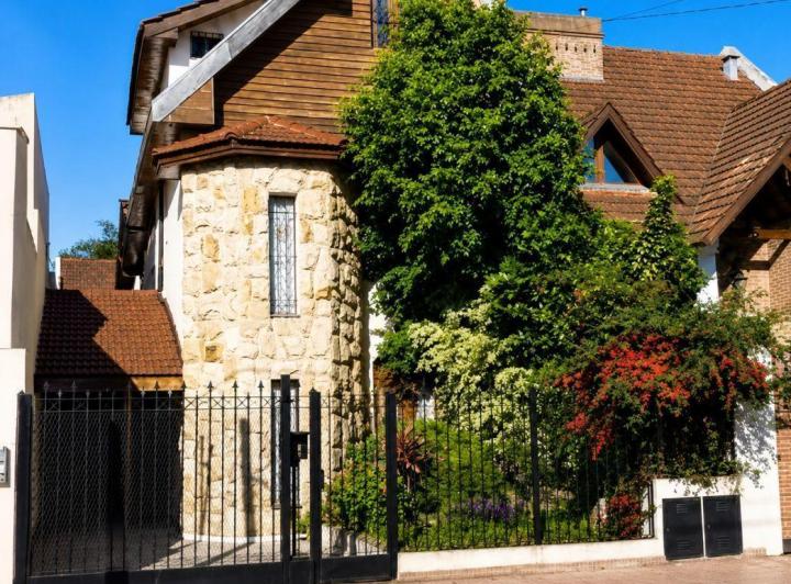 Casa · 300m² · 5 Ambientes · 1 Cochera