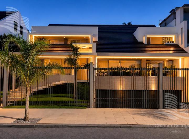 Casa · 400m² · 7 Ambientes · 3 Cocheras