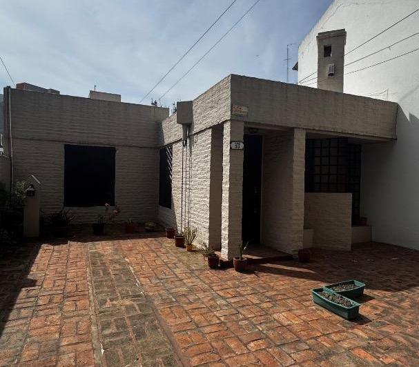 Casa · 85m² · 3 Ambientes · 2 Cocheras