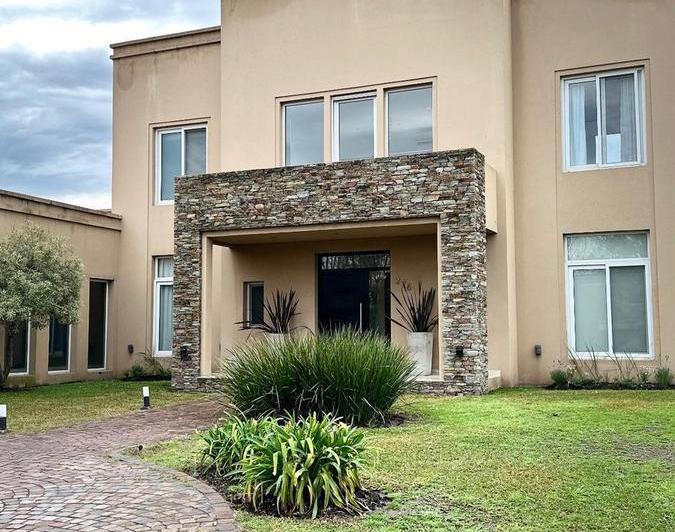 Casa · 305m² · 6 Ambientes · 2 Cocheras