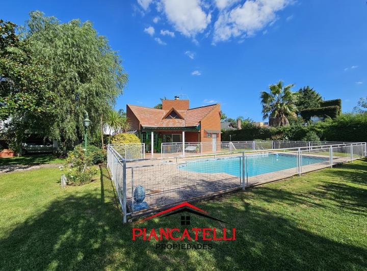 Casa · 1075m² · 6 Ambientes · 2 Cocheras