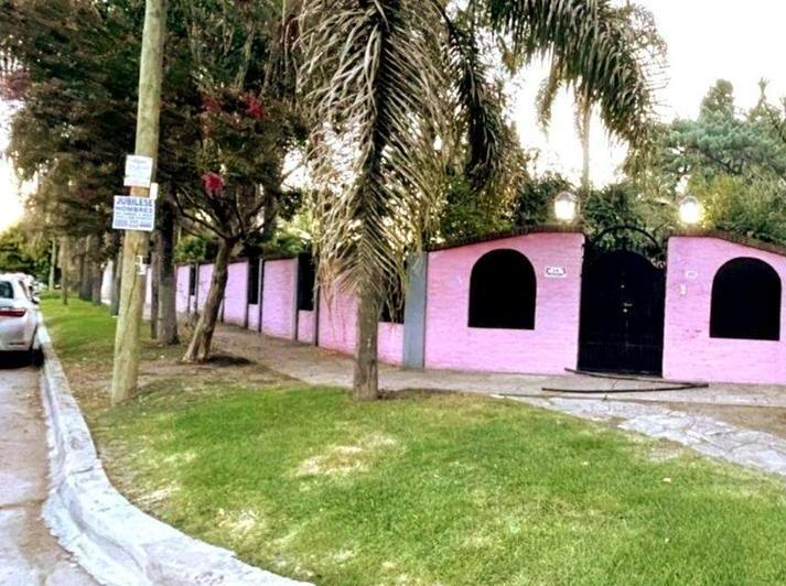 Casa · 300m² · 5 Ambientes · 10 Cocheras