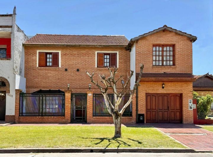 Casa · 200m² · 5 Ambientes · 2 Cocheras