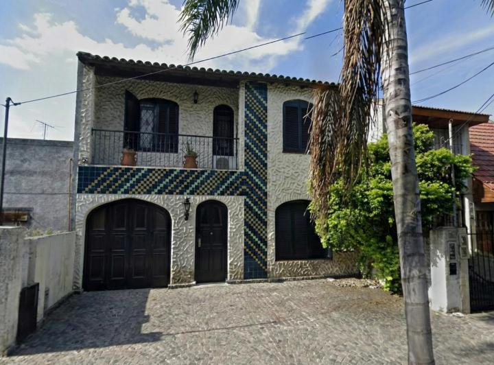 Casa · 260m² · 6 Ambientes · 1 Cochera