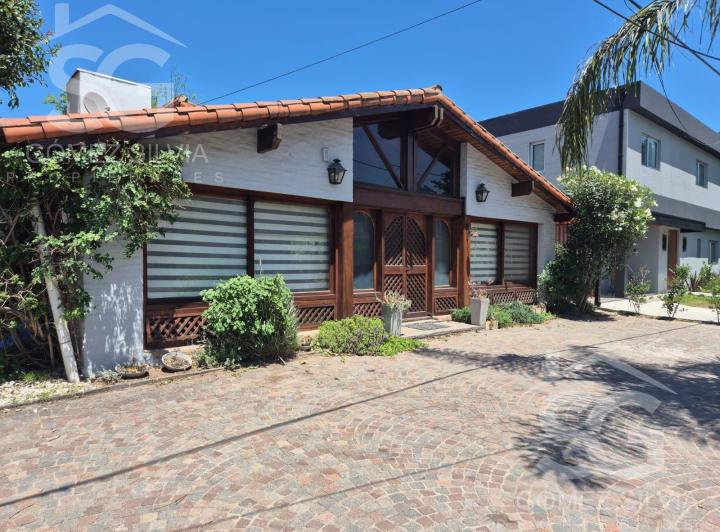 Casa · 163m² · 4 Ambientes · 4 Cocheras