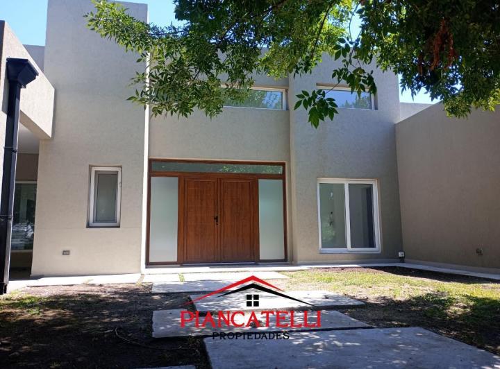 Casa · 155m² · 4 Ambientes · 2 Cocheras