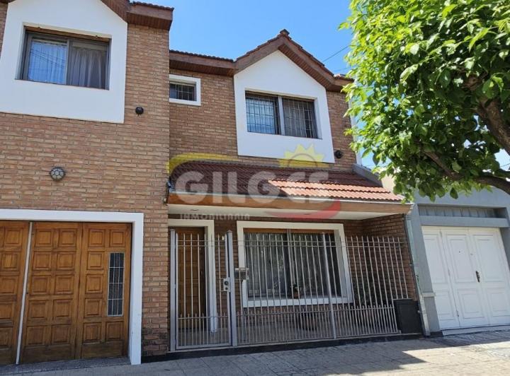 Casa · 200m² · 5 Ambientes · 1 Cochera