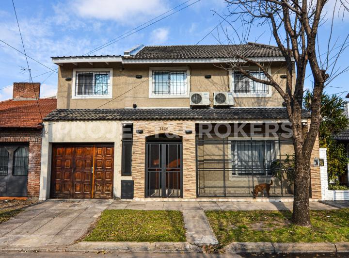 Casa · 205m² · 6 Ambientes · 2 Cocheras